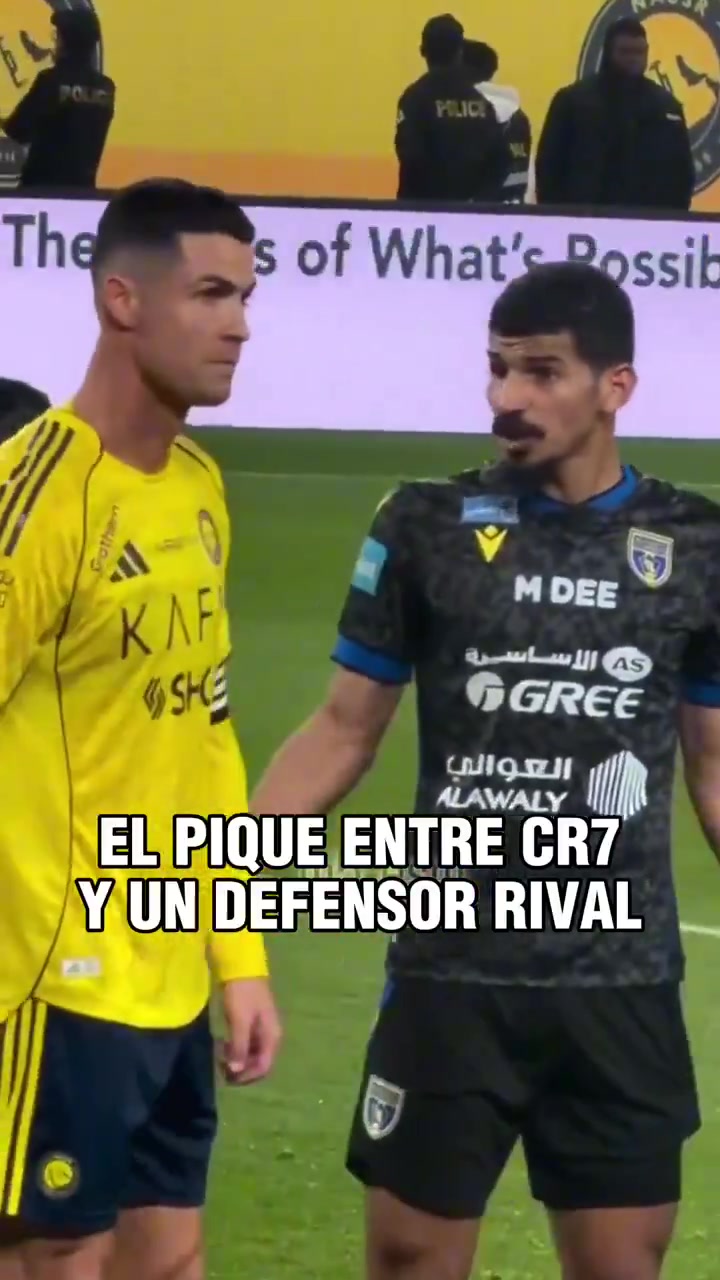 世俱杯下注-C罗与贴防他的后卫发生口角，厉声告诉对方：别碰我